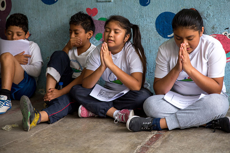 Guatemala students praying
