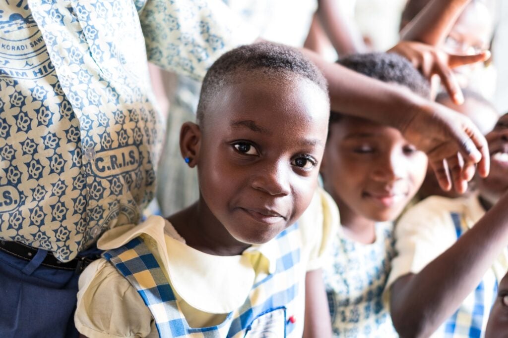 Une étudiante ghanéenne sourit au milieu de ses camarades